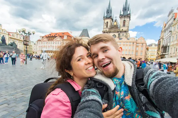 Czescy turyści w polskim hotelu — telewizja w języku czeskim i słowackim jako element oferty dla gości z Czech i Słowacji