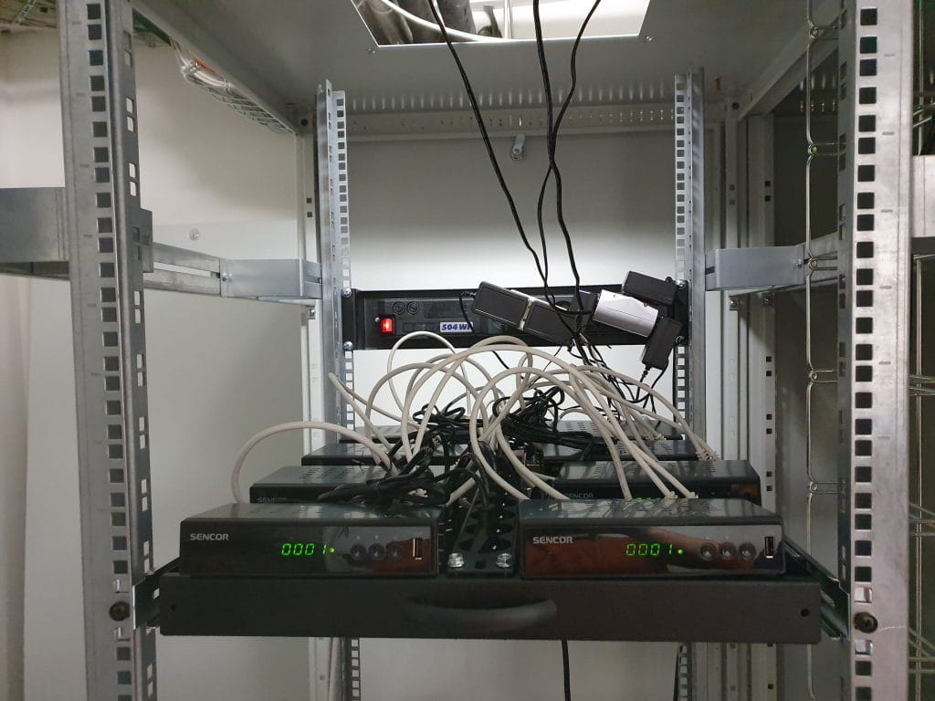 Dekodery DVB-T2 w hotelu