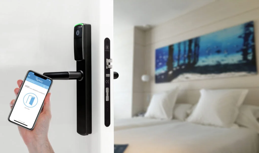 Nowoczesny zamek hotelowy Omnitec SLIM — elegancki panel RFID z dostępem kartą i smartfonem