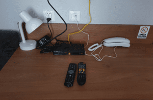 Dekoder DVB-T2 w pokoju hotelowym