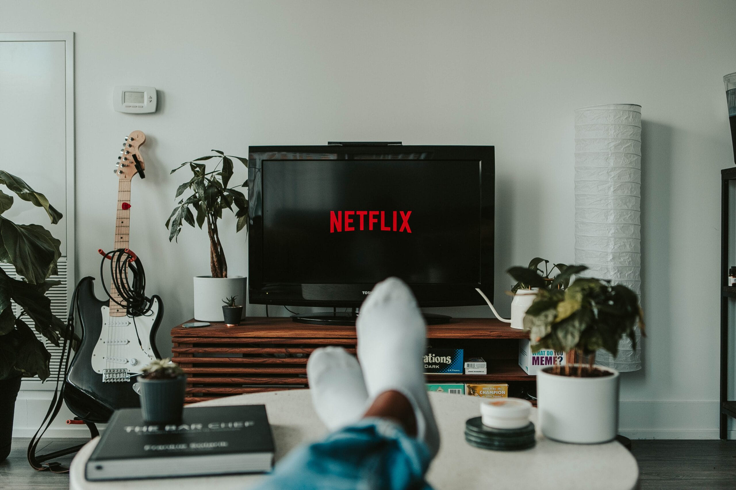 Streaming i telewizja hotelowa — Netflix, YouTube i platformy VOD na Smart TV w pokoju hotelowym