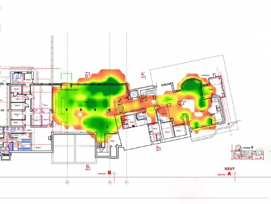 Heatmapa WiFi w hotelu przed modernizacją — słabe pokrycie sygnałem, iBeeQ